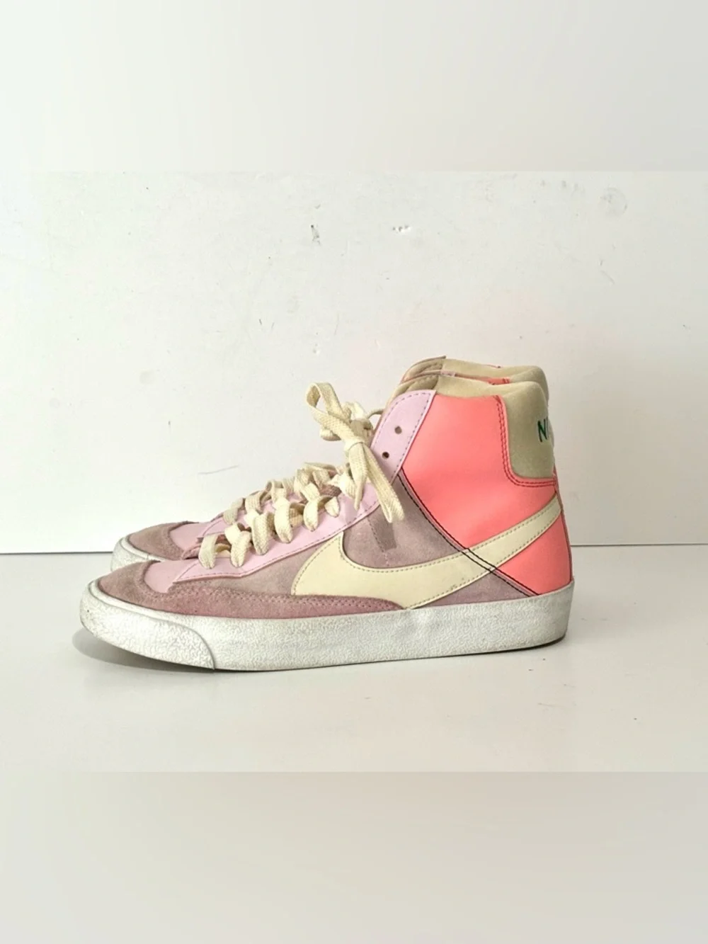 Kids Nike Blazer Mid 77 GS Trainers DQ0369 600 Pink/White Size 6Y